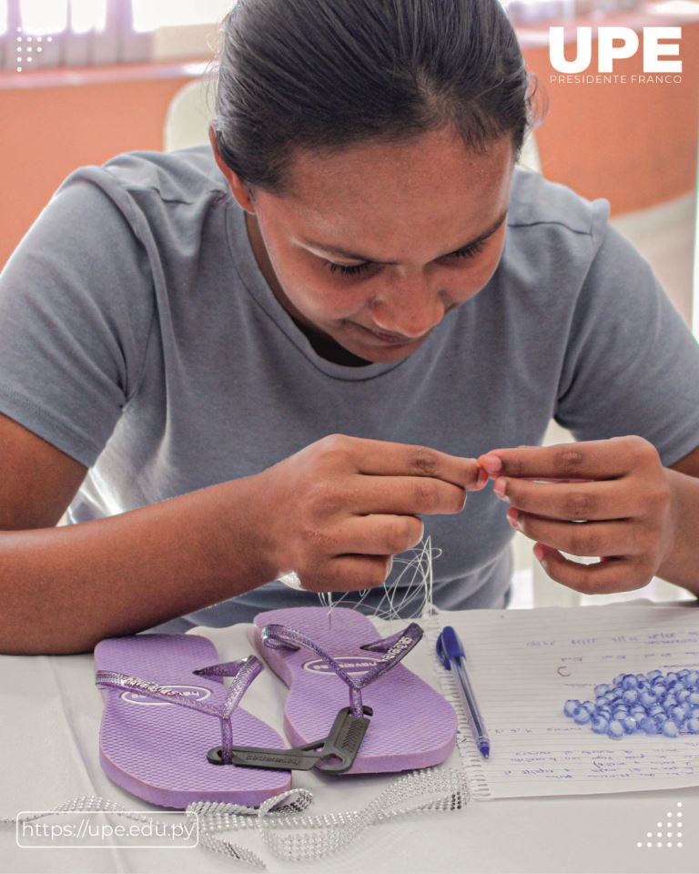 Bordado de Zapatillas: Curso Taller en la UPE 